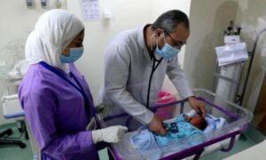 الأجهزة الأمنية تعيد طفلة حديثة الولادة لأسرتها بعد اختطافها بالقاهرة