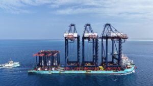 وزير النقل : وصول 9 أوناش رصيف عملاقة وساحة للمحطة متعددة الأغراض (سفاجا 2) 