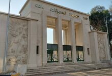 تثبيت اللوحة الجديدة بعد تغييرها باسم جنينة الحيوانات بالجيزة 