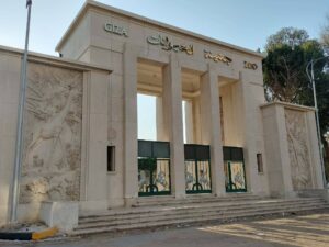 تثبيت اللوحة الجديدة بعد تغييرها باسم جنينة الحيوانات بالجيزة 