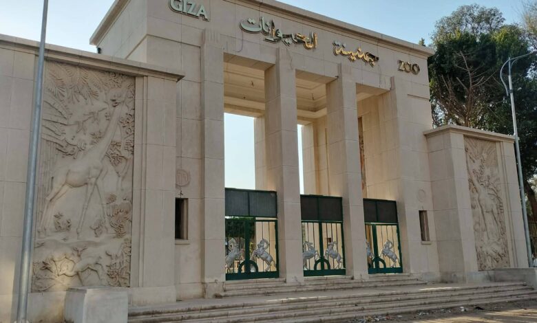 تثبيت اللوحة الجديدة بعد تغييرها باسم جنينة الحيوانات بالجيزة 