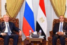 وزير الخارجية يؤكد لمساعد رئيس روسيا الاعتزاز بالشراكة بين البلدين