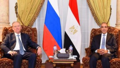 وزير الخارجية يؤكد لمساعد رئيس روسيا الاعتزاز بالشراكة بين البلدين