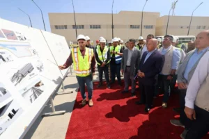 وزير النقل يتفقد مونوريل غرب النيل ويؤكد الالتزام بالجدول الزمني للافتتاح 