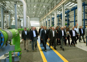 رئيس الوزراء يتفقد محطة تحلية مياه البحر بمدينة العريش