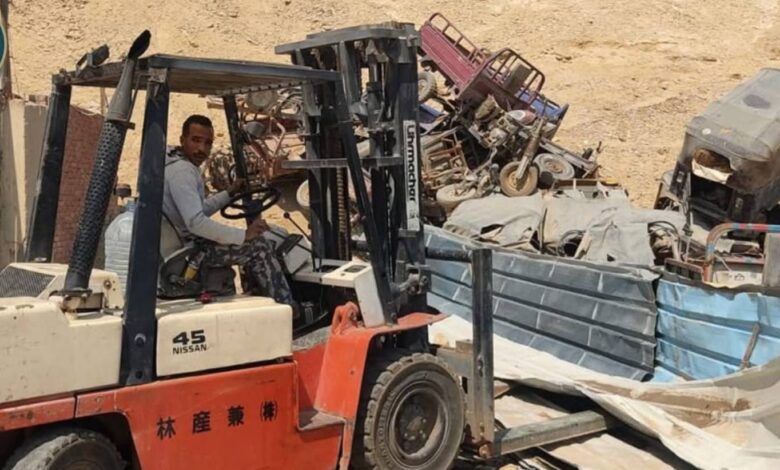 وزارة التنمية المحلية والبيئة تبدأ إخلاء ونقل عشوائيات السيارات والمضبوطات بمدخل محمية وادي دجلة لاستعادة مظهرها الحضاري