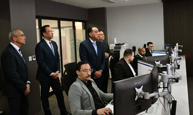 رئيس الوزراء يتفقد مركز التحكم والسيطرة والدعم الفني بالعاصمة الجديدة