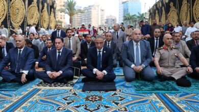 محافظ الجيزة يؤدي صلاة عيد الأضحى بساحة مسجد مصطفى محمود 