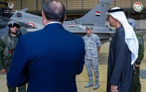 محمد بن زايد والسيسي يتفقدان "مفرزة مقاتلات مصرية" متمركزة في الإمارات 