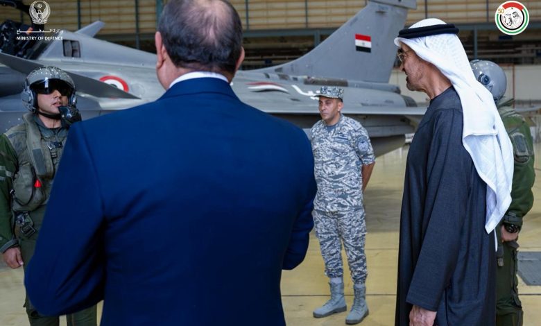 محمد بن زايد والسيسي يتفقدان "مفرزة مقاتلات مصرية" متمركزة في الإمارات 