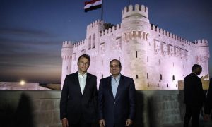 الرئيس السيسي يقوم بجولة تفقدية بكورتيش نسيم بحر الإسكندرية وقلعة قايتباى والمنشية بصحبة ماكرون 
