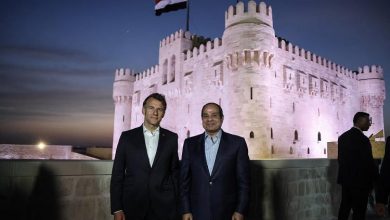 الرئيس السيسي يقوم بجولة تفقدية بكورتيش نسيم بحر الإسكندرية وقلعة قايتباى والمنشية بصحبة ماكرون 