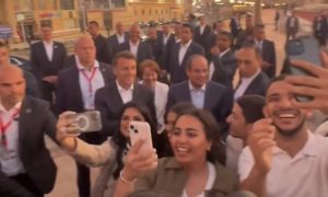 الرئيس الفرنسي ينشر فيديو من الإسكندرية ويوجه الشكر لسكانها على حسن الاستقبال 