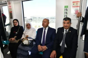 رحلة وزير النقل داخل المونوريل في أول أيام تشغيله