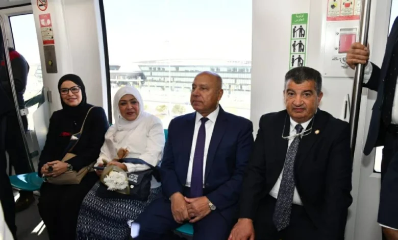 رحلة وزير النقل داخل المونوريل في أول أيام تشغيله
