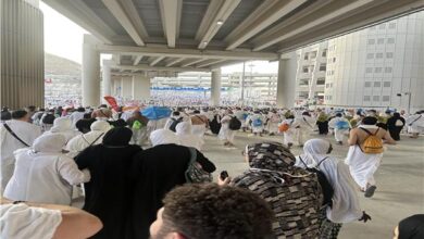 رمى جمرة العقبة الكبرى.. الحجاج يواصلون مناسك الحج وسط تنظيم محكم