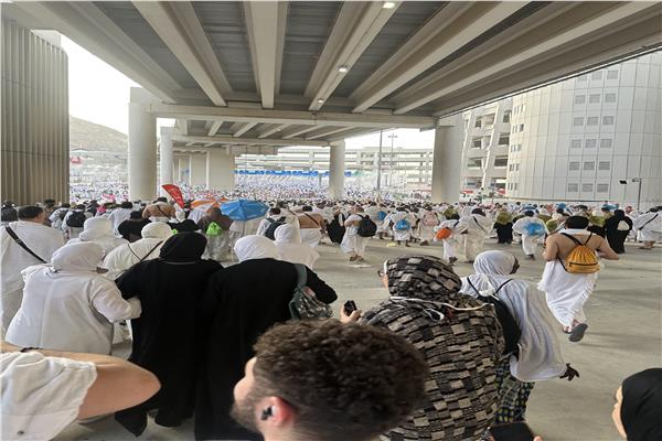 رمى جمرة العقبة الكبرى.. الحجاج يواصلون مناسك الحج وسط تنظيم محكم