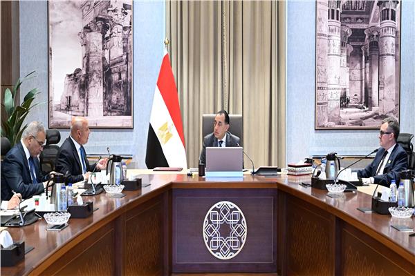 رئيس الوزراء يتابع الموقف التنفيذي لعدد من مشروعات قطاع الطرق 