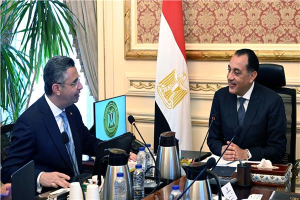 رئيس الوزراء يتابع مع وزير التموين استعدادات استقبال عيد الأضحى المبارك 