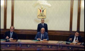 مدبولي يشهد توقيع اتفاق بين شركة تحيا مصر للإستثمار ووزارتي الكهرباء والمالية لتمويل عدد من مشروعات الطاقة الجديدة والمتجددة 