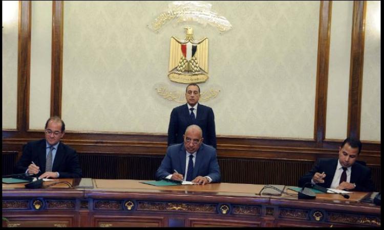 مدبولي يشهد توقيع اتفاق بين شركة تحيا مصر للإستثمار ووزارتي الكهرباء والمالية لتمويل عدد من مشروعات الطاقة الجديدة والمتجددة 