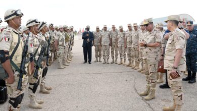 المتحدث العسكرى:وزيرالدفاع والإنتاج الحربي يلتقي عدداً من مقاتلي المنطقة الغربية العسكرية 