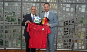 صورة تذكارية لوزير الخارجية مع نظيرة البلجيكي بمناسبة مباراة مصر وبلجيكا