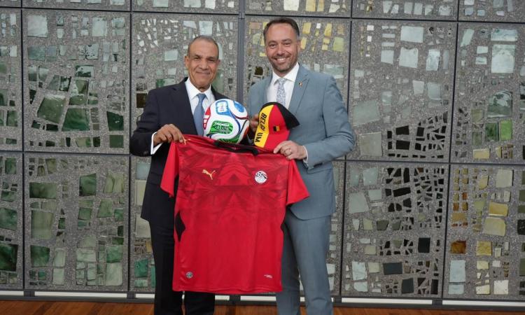 صورة تذكارية لوزير الخارجية مع نظيرة البلجيكي بمناسبة مباراة مصر وبلجيكا 