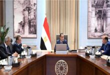 رئيس الوزراء يجتمع مع محافظ البنك المركزي ووزير المالية لاستعراض عددٍ من الملفات 
