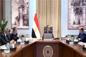رئيس الوزراء يجتمع مع محافظ البنك المركزي ووزير المالية لاستعراض عددٍ من الملفات 