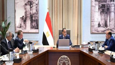 رئيس الوزراء يجتمع مع محافظ البنك المركزي ووزير المالية لاستعراض عددٍ من الملفات 