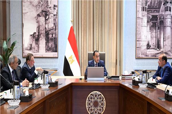 رئيس الوزراء يجتمع مع محافظ البنك المركزي ووزير المالية لاستعراض عددٍ من الملفات 