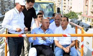 رئيس الوزراء ووزير النقل يستقلان عربة بالمرحلة الأولى لمترو الإسكندرية لمتابعة معدلات التنفيذ ميدانياً