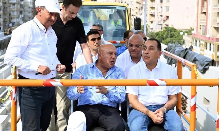 رئيس الوزراء ووزير النقل يستقلان عربة بالمرحلة الأولى لمترو الإسكندرية لمتابعة معدلات التنفيذ ميدانياً