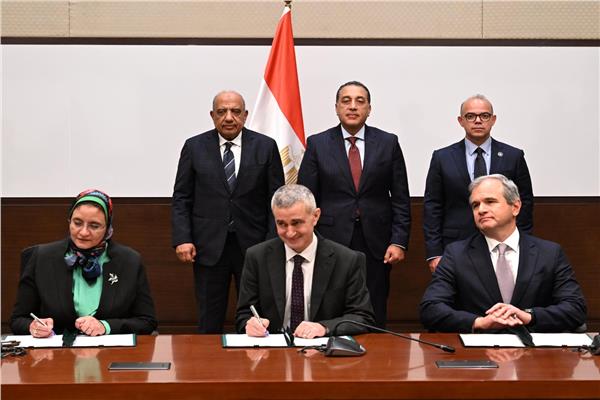 رئيس الوزراء يشهد توقيع اتفاقيتي استثمار وتشغيل وشراء الطاقة لمحطة "جبل الزيت"