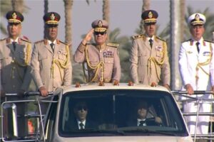 بالزى العسكري.. الرئيس السيسي يجري جولة تفقدية بمقر القيادة الاستيراتيجية