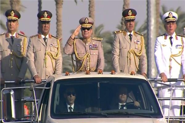 بالزى العسكري.. الرئيس السيسي يجري جولة تفقدية بمقر القيادة الاستيراتيجية