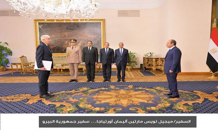 الرئيس السيسي يتسلم أوراق اعتماد 17 سفيرا جديدا ويؤكد دعم مهامهم بمصر 