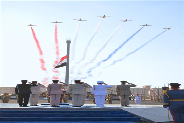 عروض جوية للمظلات والدرونز ولقطات تذكارية مع عائلات الشهداء يزينّ افتتاح "القيادة الاستراتيجية"