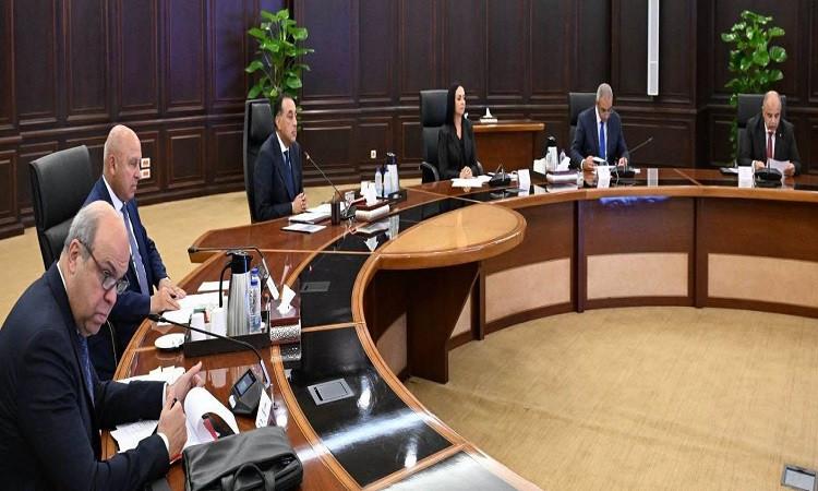 رئيس الوزراء يبحث الضوابط والمحددات الخاصة بموسم الحج المقبل 