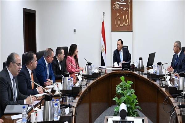 رئيس الوزراء يستعرض استراتيجية تطوير وتنمية مدن الساحل الشمالي الغربي 