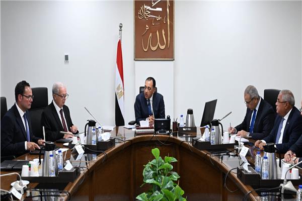 رئيس الوزراء يتابع مستجدات الموقف التنفيذي لمشروعات تطوير الشركة القابضة للغزل والنسيج 