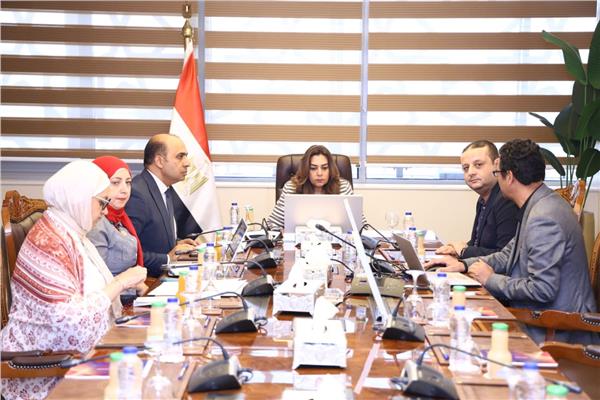 وزيرةالتنمية المحلية والبيئة تستعرض مستجدات المنظومة الإلكترونية لتراخيص المخلفات 