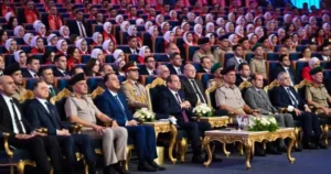 الرئيس السيسى يحذر من الاستعلاء بالمناصب أو الوظائف أو بالتدين أو بالشعور بالاستقامة.. إصلاح المؤسسات الحقيقى يحتاج مسار جاد والهدف ليس عسكرة الدولة ويؤكدهدف دورات الأكاديمية العسكرية تحصين الشباب ضد فكرة تخريب مصر