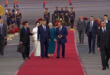 الرئيس السيسي والسيدة قرينته يستقبلان الرئيس الصيني وقرينته في مطار القاهرة 