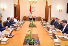 وزير الخارجية يجتمع مع الأمانة التنفيذية لإزالة الألغام وتنمية الساحل الشمالي  كما تطرق اللقاء إلى الأوضاع الإنسانية الكارثية في قطاع غزة والسودان، حيث أعرب المسؤول الأممي عن بالغ تقديره للجهود الصادقة التي تبذلها مصر في دعم الحلول السياسية والدبلوماسية، ودورها الريادي في الدفع نحو التهدئة وخفض التصعيد في المنطقة، فضلًا عن جهودها المتواصلة في دعم الاستقرار الإقليمي والتخفيف من حدة الأزمات الإنسانية. ومن جانبه، استعرض الوزير عبد العاطي الجهود المصرية المتواصلة لضمان النفاذ الكامل والمستدام للمساعدات الإنسانية إلى قطاع غزة، مؤكداً الاستمرار في الوقوف إلى جانب الشعب الفلسطيني، مشددا على ضرورة حشد جهود المجتمع الدولي لضمان إدخال المساعدات الإنسانية وتأمين وصولها إلى مستحقيها، ودعم جهود التعافي المبكر. كما أبرز الوزير عبد العاطي موقف مصر الثابت الداعم لوحدة السودان وسيادته وسلامة أراضيه ومؤسساته الوطنية، وجهودها لدعم الوضع الانسانى، مؤكدا أهمية إنهاء الصراع، بما يسهم في الوصول إلى تسوية سياسية شاملة تحفظ سيادة السودان وتلبي تطلعات شعبه نحو الأمن والاستقرار والتنمية.