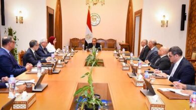 وزير الخارجية يجتمع مع الأمانة التنفيذية لإزالة الألغام وتنمية الساحل الشمالي  كما تطرق اللقاء إلى الأوضاع الإنسانية الكارثية في قطاع غزة والسودان، حيث أعرب المسؤول الأممي عن بالغ تقديره للجهود الصادقة التي تبذلها مصر في دعم الحلول السياسية والدبلوماسية، ودورها الريادي في الدفع نحو التهدئة وخفض التصعيد في المنطقة، فضلًا عن جهودها المتواصلة في دعم الاستقرار الإقليمي والتخفيف من حدة الأزمات الإنسانية. ومن جانبه، استعرض الوزير عبد العاطي الجهود المصرية المتواصلة لضمان النفاذ الكامل والمستدام للمساعدات الإنسانية إلى قطاع غزة، مؤكداً الاستمرار في الوقوف إلى جانب الشعب الفلسطيني، مشددا على ضرورة حشد جهود المجتمع الدولي لضمان إدخال المساعدات الإنسانية وتأمين وصولها إلى مستحقيها، ودعم جهود التعافي المبكر. كما أبرز الوزير عبد العاطي موقف مصر الثابت الداعم لوحدة السودان وسيادته وسلامة أراضيه ومؤسساته الوطنية، وجهودها لدعم الوضع الانسانى، مؤكدا أهمية إنهاء الصراع، بما يسهم في الوصول إلى تسوية سياسية شاملة تحفظ سيادة السودان وتلبي تطلعات شعبه نحو الأمن والاستقرار والتنمية.