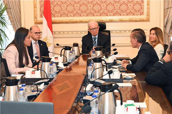  نائب رئيس الوزراء للشؤون الاقتصادية يستقبل وفدًا من مجموعة إنتيسا سان باولو الإيطالية 