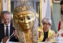 مصر تسترد قناع مومياء ذهبي من سويسرا.. بيان من مجلس الوزراء 