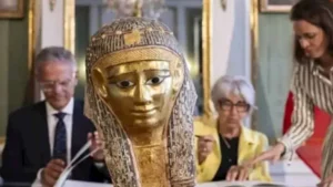 مصر تسترد قناع مومياء ذهبي من سويسرا.. بيان من مجلس الوزراء 